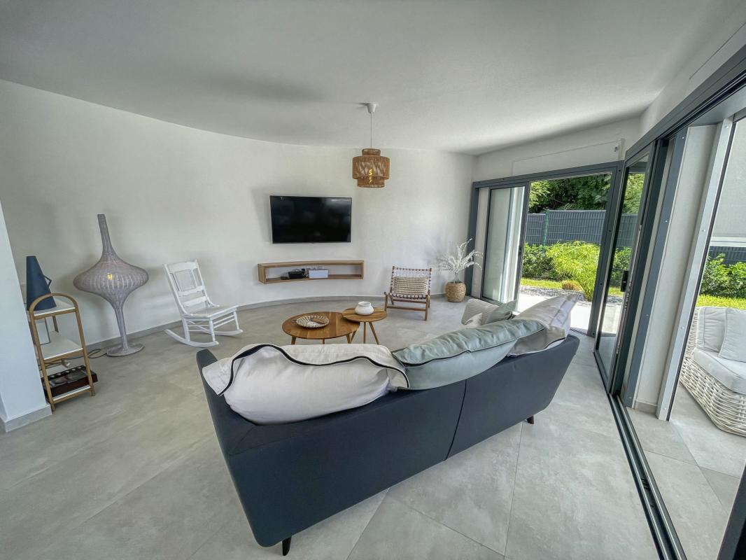 16 Location villa piscine accès plage Saint François Guadeloupe_salon